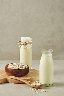 포토 JPG 스튜디오촬영 회색배경 실내 사람없음 신선 우유병 노끈 나무숟가락 건강식 나무그릇 나무도마 오트밀 비건 귀리 비건음식 귀리우유 국내포토 그릇 줄 음식 백그라운드 병_용기 곡류 도마 내부 목재 숟가락 회색 우유 채식주의자 파일형식