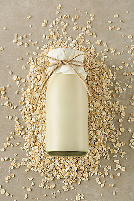 포토 JPG 스튜디오촬영 실내 사람없음 하이앵글 신선 우유병 노끈 건강식 오트밀 베이지색배경 비건 귀리 비건음식 귀리우유 국내포토 줄 음식 뷰포인트 백그라운드 병_용기 곡류 내부 우유 베이지색 채식주의자 파일형식