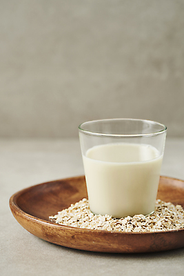 포토 JPG 스튜디오촬영 회색배경 잔 실내 사람없음 신선 건강식 나무접시 오트밀 비건 귀리 비건음식 귀리우유 국내포토 식기 접시 음식 백그라운드 곡류 내부 회색 우유 채식주의자 파일형식
