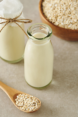 포토 JPG 스튜디오촬영 실내 사람없음 신선 우유병 노끈 나무숟가락 건강식 나무그릇 오트밀 비건 귀리 비건음식 귀리우유 국내포토 그릇 줄 음식 병_용기 곡류 내부 목재 숟가락 우유 채식주의자 파일형식