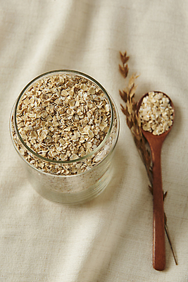 포토 JPG 스튜디오촬영 유리병 수저 실내 사람없음 하이앵글 신선 나무숟가락 건강식 오트밀 귀리 국내포토 식기 음식 뷰포인트 병_용기 곡류 내부 숟가락 파일형식