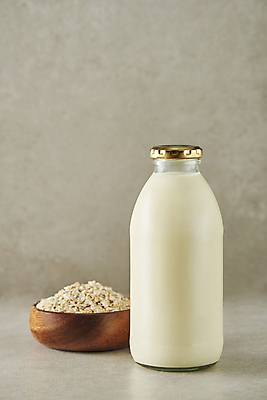 포토 JPG 스튜디오촬영 회색배경 실내 사람없음 신선 우유병 건강식 나무그릇 오트밀 비건 귀리 비건음식 귀리우유 국내포토 그릇 음식 백그라운드 병_용기 곡류 내부 목재 회색 우유 채식주의자 파일형식