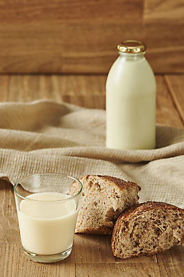 포토 JPG 스튜디오촬영 잔 실내 사람없음 신선 우유병 천 건강식 오트밀 통밀빵 비건 귀리 나무배경 비건음식 귀리우유 국내포토 식기 음식 빵 백그라운드 병_용기 곡류 내부 우유 직물 채식주의자 파일형식