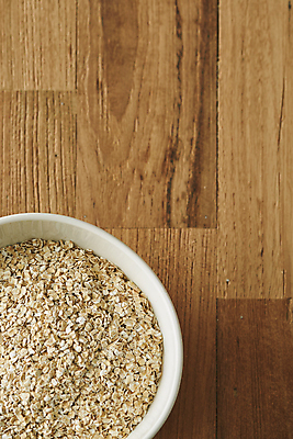 포토 JPG 스튜디오촬영 그릇 실내 사람없음 하이앵글 신선 건강식 카피스페이스 귀리 나무배경 국내포토 식기 음식 뷰포인트 백그라운드 곡류 내부 공백 파일형식