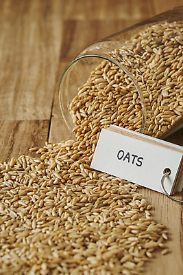 포토 JPG 스튜디오촬영 유리병 실내 근접촬영 사람없음 메모지 신선 쏟아짐 건강식 귀리 단어장 나무배경 국내포토 음식 뷰포인트 백그라운드 모션 병_용기 곡류 내부 사무용품 공책 파일형식