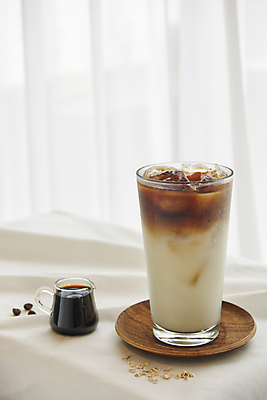 포토 JPG 잔 실내 사람없음 얼음 신선 천 컵받침 흰배경 건강식 라떼 시럽컵 오트밀 비건 귀리 비건음식 귀리우유 국내포토 자연요소 식기 커피 음식 백그라운드 곡류 내부 우유 흰색 직물 받침대 채식주의자 파일형식