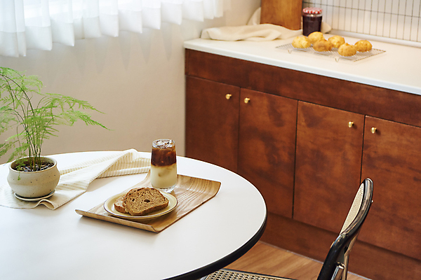 포토 JPG 식물 화분 의자 탁자 실내 사람없음 주방 얼음 신선 천 건강식 나무쟁반 라떼 통밀빵 비건 비건음식 귀리우유 국내포토 자연요소 커피 음식 빵 가구 쟁반 내부 목재 우유 직물 채식주의자 파일형식 귀리