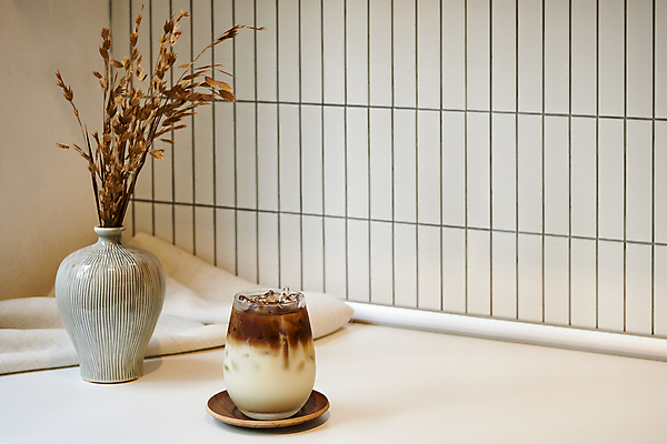 포토 JPG 잔 실내 사람없음 얼음 신선 도자기 천 컵받침 흰배경 건강식 라떼 오트밀 비건 귀리 비건음식 귀리우유 국내포토 자연요소 식기 커피 음식 백그라운드 곡류 내부 우유 흰색 직물 받침대 채식주의자 파일형식