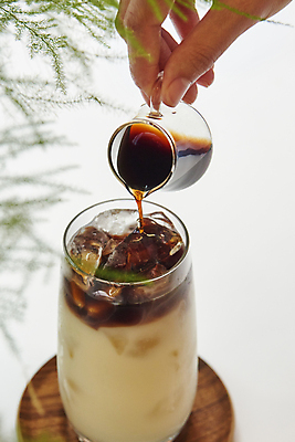 포토 JPG 손 잔 실내 들기 신체부위 얼음 신선 붓기 컵받침 흰배경 건강식 라떼 시럽컵 오트밀 비건 귀리 비건음식 귀리우유 국내포토 자연요소 식기 커피 음식 백그라운드 모션 곡류 사람 내부 우유 흰색 받침대 채식주의자 파일형식