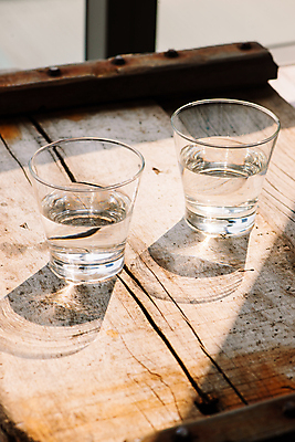 포토 JPG 해외이미지 잔 실내 물그림자 그림자 사람없음 물 빛 두잔 나무탁자 해외포토 자연요소 식기 2 탁자 내부 파일형식 이미지허브