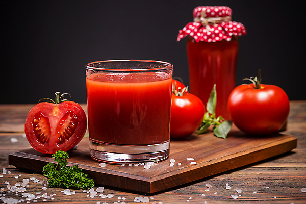 포토 JPG 해외이미지 토마토 검은배경 단면 잔 실내 사람없음 소금 나무도마 나무탁자 음료수병 토마토주스 파슬리장식 해외포토 식기 백그라운드 채소 탁자 도마 내부 목재 장식 검은색 야채주스 병_담는 파일형식 이미지허브