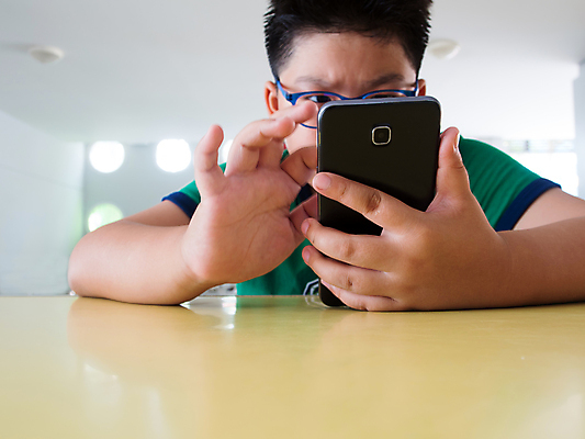 포토 JPG 해외이미지 손 얼굴 어린이 컨셉 인터넷 통신 놀이 탁자 모바일 사람 동양인 소년 사람없음 스마트폰 게임 전화기 스마트 땀 심각 해외포토 남자 가구 인종 신체부위 핸드폰 스마트기기 파일형식 이미지허브