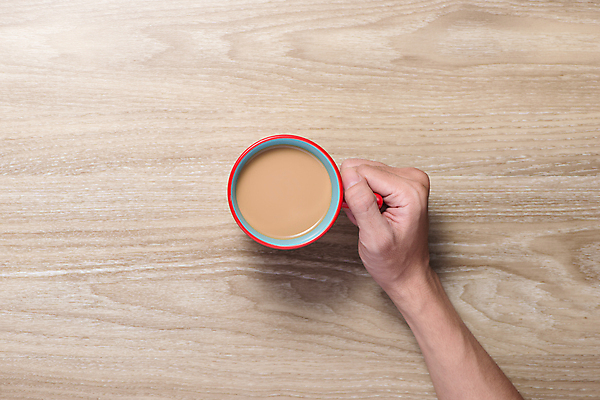 포토 JPG 해외이미지 손 커피 티타임 실내 신체부위 하이앵글 잡기 커피잔 나무배경 해외포토 음료 뷰포인트 백그라운드 모션 휴식 잔 사람 내부 파일형식 이미지허브