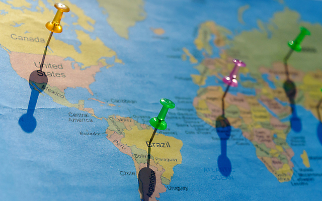 포토 JPG 해외이미지 세계지도 지도 실내 아메리카 그림자 사람없음 아웃포커스 남아메리카 압정 위치 해외포토 촬영기법 내부 세계 사무용품 대륙 파일형식 이미지허브