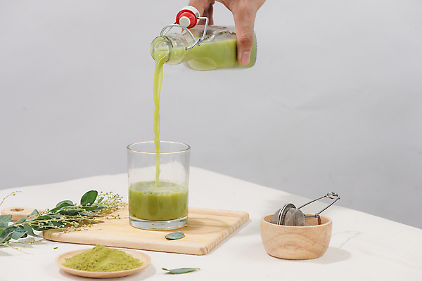 포토 JPG 해외이미지 손 잎 탁자 유리병 잔 실내 요리 들기 신체부위 붓기 녹차 나무그릇 나무도마 녹차가루 홈메이드 차거름망 해외포토 식물 그릇 식기 가구 모션 병_용기 도마 사람 내부 목재 차_음료 가루 만들기 파일형식 이미지허브