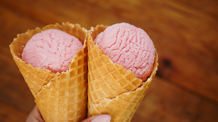 포토 JPG 해외이미지 손 열매 행복 음식 분홍색 백그라운드 딸기 휴가 아이스크림 디저트 서브 사람없음 야외 목재 빨간색 빛 과자 걷기 얼음 우유 추위 신선 잡기 우아함 닫기 달콤 맛 상품 시원함 손톱관리 크림 국자 상쾌 질감 블루베리 산딸기 부드러움 원뿔 와플 고립 바닐라 크랜베리 맛있는 해외포토 자연요소 도형 나무 식물 감정 컬러 컨셉 과일 재료 모션 주방용품 유제품 신체부위 감각 네일아트 파일형식 이미지허브