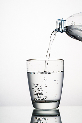포토 JPG 해외이미지 음료 백그라운드 유리 건강 사람없음 물 파란색 반사 거품 젖음 추위 흰색 신선 투명 액체 붓기 떨어짐 시원함 고립 스플래쉬 해외포토 자연요소 컬러 컨셉 모션 재질 파일형식 이미지허브