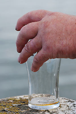 포토 JPG 해외이미지 손 유리 맥주 사람없음 마시기 잡기 냄비 해외포토 모션 재질 주류 신체부위 솥 파일형식 이미지허브