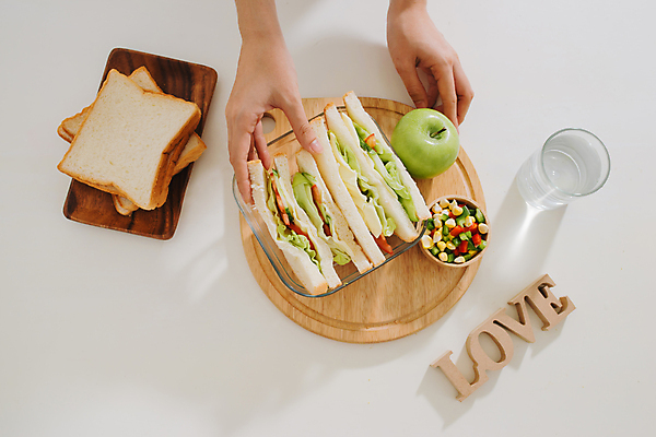 포토 JPG 해외이미지 손 영어 실내 샌드위치 사랑 요리 목재 신체부위 장식 샐러드 잡기 사과 식빵 물컵 흰배경 청사과 나무받침 나무접시 해외포토 나무 문자 접시 감정 음식 빵 백그라운드 과일 재료 모션 사람 내부 컵 흰색 받침대 파일형식 이미지허브