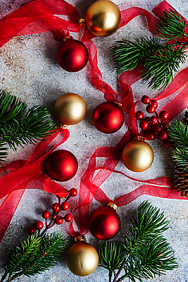 포토 JPG 해외이미지 잎 크리스마스 회색배경 실내 사람없음 오브젝트 호랑가시나무열매 오너먼트 오간디리본 해외포토 식물 기념일 열매 리본 백그라운드 크리스마스장식 내부 회색 파일형식 이미지허브