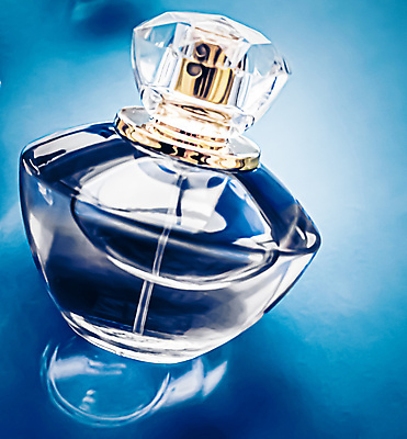 포토 JPG 해외이미지 실내 근접촬영 사람없음 뷰티 화장품 향수 파란배경 향수병 브랜딩 세련 해외포토 뷰포인트 백그라운드 내부 파란색 병_담는 파일형식 이미지허브