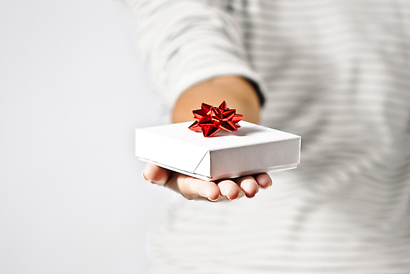 포토 JPG 해외이미지 백인 손 여자 리본 백그라운드 이동 크리스마스 실내 그림자 선물 사랑 성인 사람없음 빨간색 청춘 줄무늬 회색 흰색 축하 잡기 생일 싱글 심플 긍정 블러 카피스페이스 제의 전경 해외포토 서양인 기념일 감정 컬러 컨셉 무늬 모션 사람 풍경 내부 신체부위 공백 파일형식 탑뷰 이미지허브