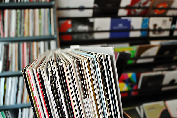 포토 JPG 해외이미지 산업 문화 음악 백그라운드 놀이 추상 새로움 선반 종류 힙합 사람없음 컬러풀 노란색 파티 라벨 세일 상점 소리 수확 덮개 기록 선택 플라스틱 앨범 수집 DJ 묘사 질감 복고 디스코 상업 전자 오디오 펑키 소매 스테레오 비닐 재즈 판지 신발장 옛날 줄서기 중고 테크노 팝 회복 해외포토 컬러 가구 컨셉 무늬 농업 모션 재질 문화예술 프레임 이벤트 전자제품 뚜껑 춤 파일형식 이미지허브