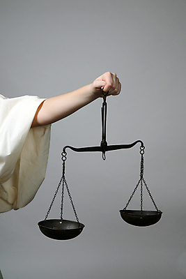 포토 JPG 해외이미지 손 회색배경 실내 들기 신체부위 법 판결 양팔저울 해외포토 백그라운드 모션 저울 사람 내부 회색 파일형식 이미지허브