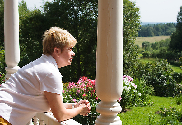 포토 JPG 해외이미지 나무 식물 공원 여자 노년 꽃 행복 얼굴 자연 날씨 휴식 건강 한명 사람 성인 야외 건물 초록색 금발 햇빛 정원 추위 은퇴 싱글 원예 약속 섬광 연금 옛날 해외포토 1 헤어스타일 건축물 공공시설 감정 컬러 컨셉 취미 신체부위 태양 생태계 파일형식 이미지허브