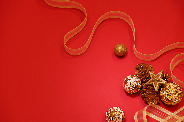 포토 JPG 해외이미지 크리스마스 실내 사람없음 오브젝트 솔방울 별장식 빨간배경 오너먼트 오간디리본 해외포토 기념일 별 리본 백그라운드 크리스마스장식 내부 장식 빨간색 파일형식 이미지허브