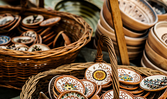 포토 JPG 해외이미지 전통 식기 접시 길 패턴 추상 요리 미술 사람없음 장식 컬러풀 갈색 주방 저녁식사 기구 도자기 원형 사발 시장 냄비 먹기 컵받침 오브젝트 복고 기념품 점토 토기 루마니아 민화 백자 핸드메이드 해외포토 도형 유럽 컬러 무늬 모션 문화예술 식사 용기_그릇 사기그릇 솥 받침대 그림 파일형식 이미지허브