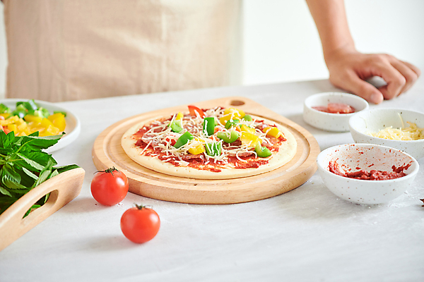 포토 JPG 해외이미지 손 식재료 방울토마토 탁자 피자 실내 요리 신체부위 나무도마 해외포토 가구 토마토 도마 패스트푸드 서양음식 사람 내부 목재 파일형식 이미지허브