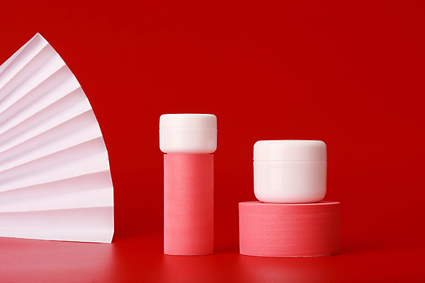 포토 JPG 해외이미지 스튜디오촬영 실내 사람없음 화장품 피부관리 원기둥 스킨케어 단상 공병 부채모양 빨간배경 목업 브랜딩 해외포토 모양 백그라운드 내부 빨간색 뷰티 원형 병_담는 파일형식 이미지허브