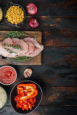 포토 JPG 해외이미지 그릇 파프리카 실내 마늘 옥수수 사람없음 하이앵글 닭고기 신선 냄비 날것 나무도마 닭가슴살 백리향 소스통 적양파 카피스페이스 나무배경 해외포토 식기 뷰포인트 백그라운드 채소 양파 곡류 도마 통 육류 내부 목재 공백 소스_음식 솥 파일형식 이미지허브