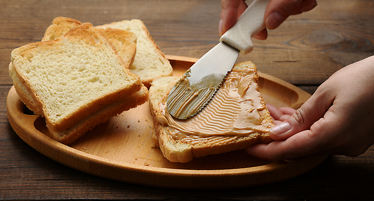 포토 JPG 해외이미지 손 실내 신체부위 잡기 식빵 바르기 토스트 나무접시 나무탁자 땅콩버터 버터나이프 해외포토 접시 빵 모션 탁자 사람 내부 나이프 파일형식 스프레드_음식 이미지허브
