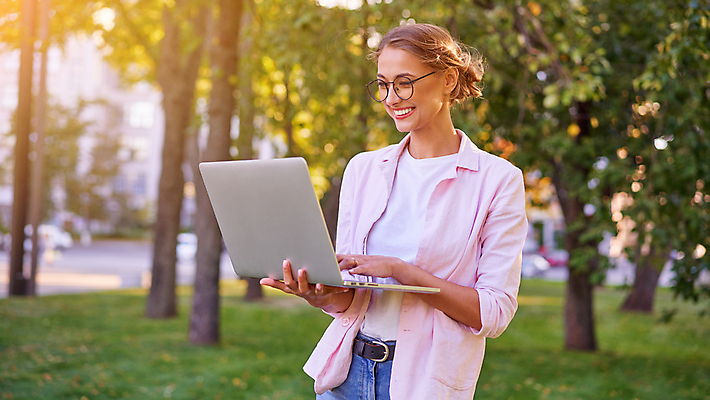 포토 JPG 해외이미지 백인 1 학생 배너 공원 여자 교육 행복 유럽 안경 비즈니스 사업가 통신 자연 성공 수업 한명 사람 잔디 야외 노트북 스터디 컴퓨터 햇빛 교사 공책 잡기 업무 작업 비즈니스우먼 무선전화기 긍정 멀리 온라인 전자상거래 고용 채팅 프리랜서 혼자 해외포토 서양인 식물 직업 잡화 공공시설 감정 나라 컨셉 모션 문구용품 전자제품 학습 태양 구직 직장인 전화기 생태계 채용 파일형식 이미지허브