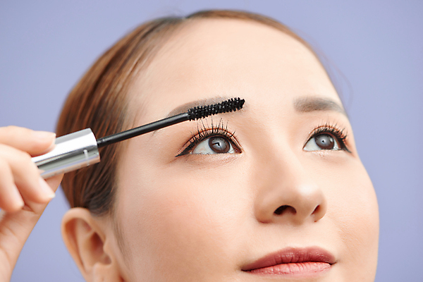 포토 JPG 해외이미지 여자 실내 한명 들기 동양인 상반신 성인 앞모습 화장 뷰티 보라색 마스카라 성인여자한명만 해외포토 1 뷰포인트 컬러 모션 사람 인종 내부 화장품 여자한명만 성인여자만 파일형식 이미지허브