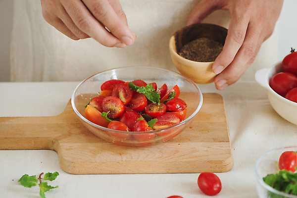 포토 JPG 해외이미지 손 방울토마토 실내 요리 들기 신체부위 샐러드 뿌리기 민트 향신료 유리그릇 건강식 나무도마 해외포토 그릇 음식 토마토 모션 유리 도마 사람 내부 목재 허브 향미료 파일형식 이미지허브