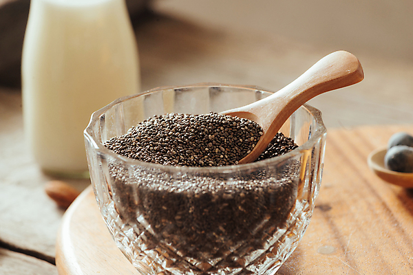 포토 JPG 해외이미지 실내 근접촬영 사람없음 우유 유리그릇 나무숟가락 다이어트음식 나무도마 슈퍼푸드 나무배경 치아시드 해외포토 그릇 뷰포인트 백그라운드 다이어트 유리 유제품 도마 씨앗 내부 목재 숟가락 건강식품 파일형식 이미지허브