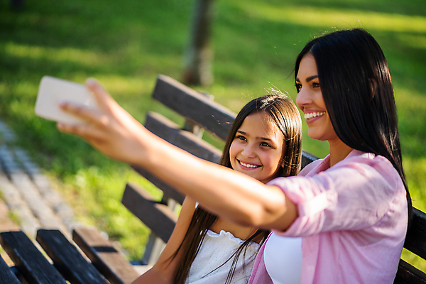 포토 JPG 해외이미지 백인 라이프스타일 응시 공원 여자 딸 행복 어린이 벤치 가족 자연 엄마 함께함 사람 앉기 성인 야외 두명 초록색 스마트폰 핸드폰 햇빛 맑음 사진촬영 기쁨 육아 언니 해외포토 서양인 시선 공공시설 감정 컬러 컨셉 의자 관계 모션 날씨 생활 전자제품 스마트기기 태양 촬영 생태계 자매 파일형식 이미지허브