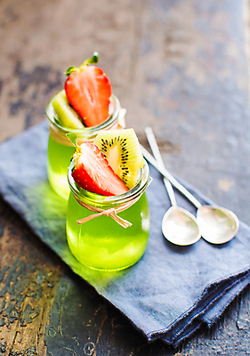 포토 JPG 해외이미지 딸기 유리병 실내 키위 사람없음 숟가락 과일젤리 과일푸딩 나무배경 해외포토 백그라운드 과일 병_용기 수저 내부 젤리 푸딩 파일형식 이미지허브