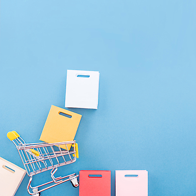 포토 JPG 해외이미지 실내 사람없음 쇼핑 쇼핑백 쇼핑카 미니어처 오브젝트 파란배경 해외포토 백그라운드 가방 내부 파란색 모형 카트 파일형식 이미지허브