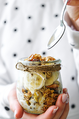 포토 JPG 해외이미지 손 여자 바나나 실내 한명 들기 상반신 성인 앞모습 숟가락 요거트 오트밀 성인여자한명만 그래놀라 그릭요거트 해외포토 1 음식 뷰포인트 과일 모션 유제품 수저 사람 내부 신체부위 여자한명만 성인여자만 파일형식 귀리 이미지허브