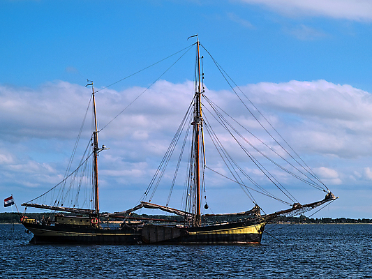 포토 JPG 해외이미지 스포츠 바다 여행 요트 자연 하늘 항해 풍경 취미 사람없음 야외 물 여름 파란색 컬러풀 낭만 보트 클래식 큼 네덜란드 함선 네비게이션 돛대 뱃놀이 옛날 해외포토 자연요소 계절 유럽 컬러 컨셉 배_교통 전통놀이 크기 생태계 파일형식 이미지허브