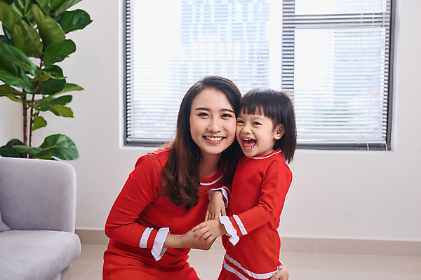 포토 JPG 해외이미지 여자 딸 행복 어린이 가족 모녀 엄마 함께함 실내 웃음 동양인 상반신 성인 두명 앞모습 즐거움 여자만 얼굴맞대기 해외포토 감정 뷰포인트 컨셉 관계 모션 표정 사람 인종 내부 파일형식 이미지허브