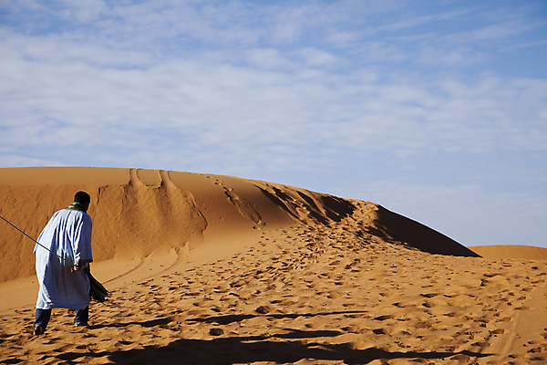포토 JPG 해외이미지 주간 전신 남자 하늘 한명 성인 야외 뒷모습 걷기 사막 모래언덕 성인남자한명만 해외포토 자연요소 1 뷰포인트 모션 사람 언덕 남자한명만 성인남자만 파일형식 이미지허브