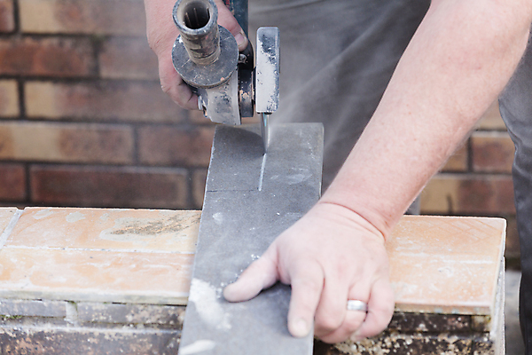 포토 JPG 해외이미지 직업 손 산업 노동자 바닥 주택 관리 사람없음 건물 기계 장비 공구 업무 바퀴 도자기 원형 칼날 수리 헬멧 땅 자르기 타일 각도 먼지 그라인더 건축업자 석공 조작 커터 콘크리트 해외포토 도형 건축물 건축 모션 신체부위 도구 작업 보호장비 커피용품 파일형식 이미지허브