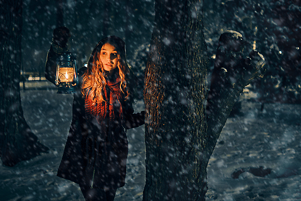 포토 JPG 해외이미지 나무 백인 긴머리 여자 상상 동화 조명 요정 미술 한명 서기 사람 성인 야외 가로 금발 뷰티 정원 탐험 농촌 등불 램프 잡기 영혼 야간 숲 신비 달빛 미녀 공상 구식 옛날 여자만 여자한명만 성인만 해외포토 자연요소 서양인 식물 1 헤어스타일 컨셉 모션 문화예술 달 시골 미인 파일형식 이미지허브