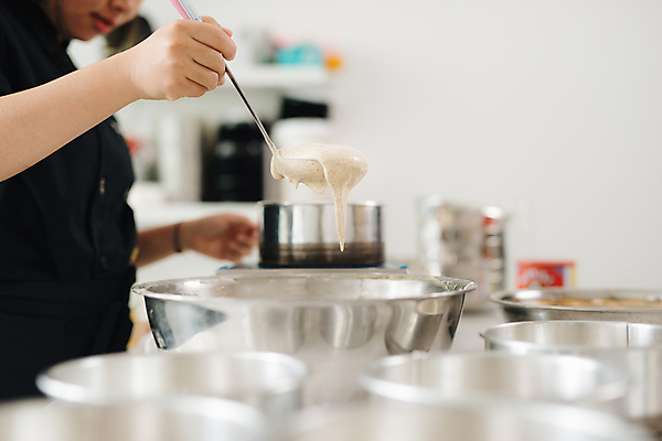 포토 JPG 해외이미지 여자 실내 요리 한명 들기 상반신 성인 옆모습 아웃포커스 국자 반죽 제빵 제빵사 믹싱볼 성인여자한명만 해외포토 직업 1 그릇 뷰포인트 모션 주방용품 촬영기법 사람 내부 제과제빵 여자한명만 성인여자만 파일형식 이미지허브