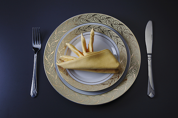 포토 JPG 해외이미지 그릇 식기 접시 음식 포크 탁자 사람없음 장식 세트 금속 저녁식사 장비 기구 공구 도자기 황금 칼 고급 우아함 은색 냅킨 고립 백자 정중 특별함 해외포토 컬러 가구 컨셉 재질 식사 도구 파일형식 이미지허브